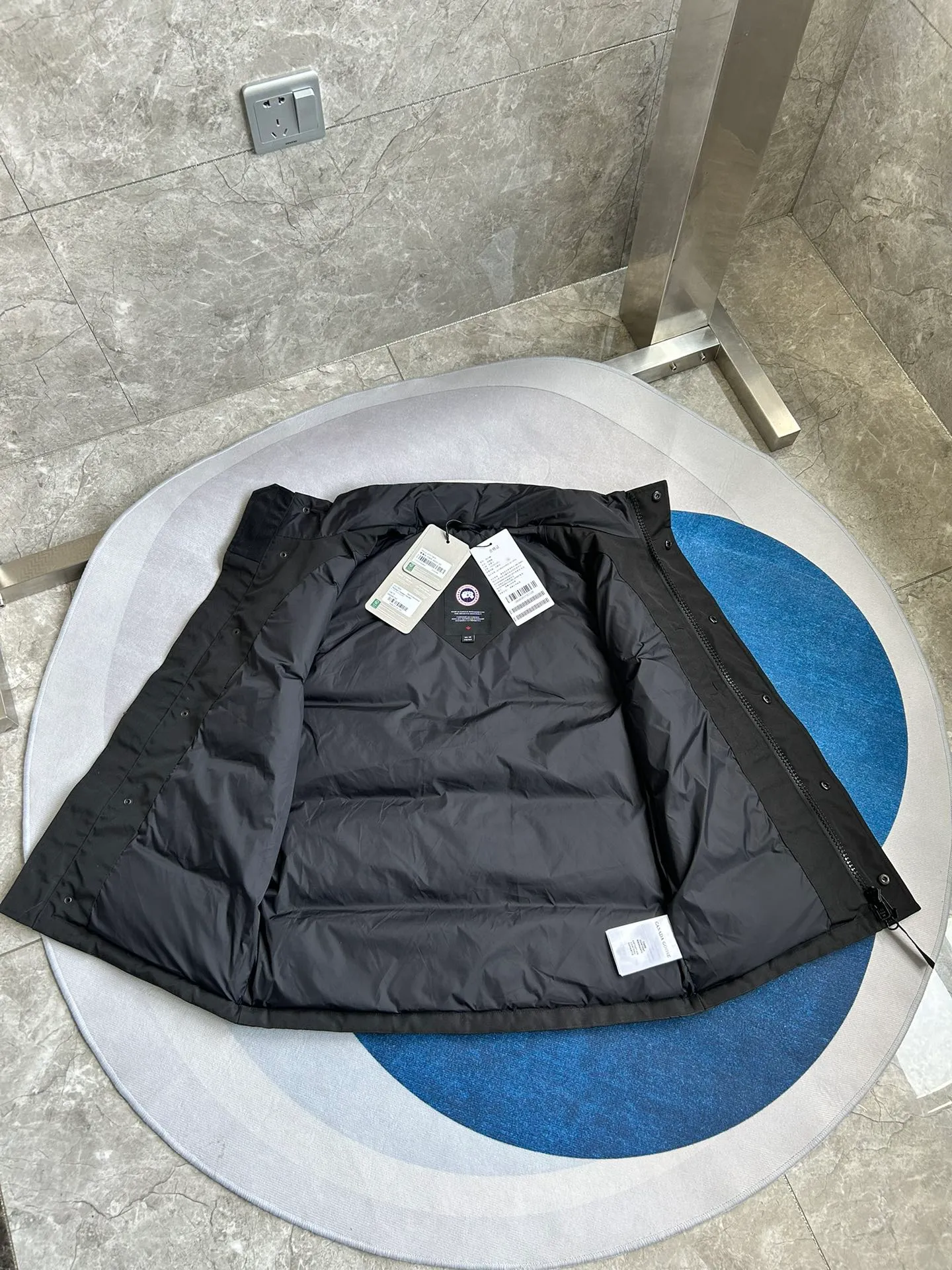 P560 Big Goose 2057MW puff down vest [note the version is too large] Canada Goose Canada Goose FW23 Freestyle waterproof solid color stand collar button down vest Paradigm Freestyle Vest-WD Color: Black White Size: XS S M L XL XXL 2057MW Paradigm Freestyle Vest-WD Men's style. Color: black. Sizes: XS S M L XL XXL.